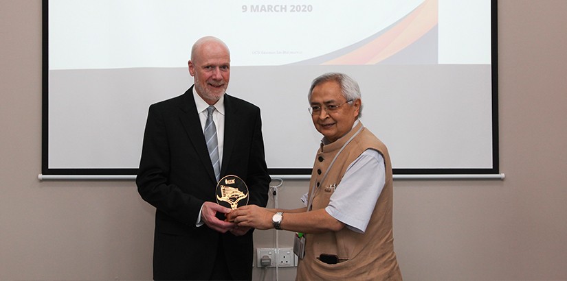 Vice Chancellor Academician Senior Professor Dato' Dr Khalid Yusoff presented a token of appreciation to Professor Dr Joseph T. DiPiro
