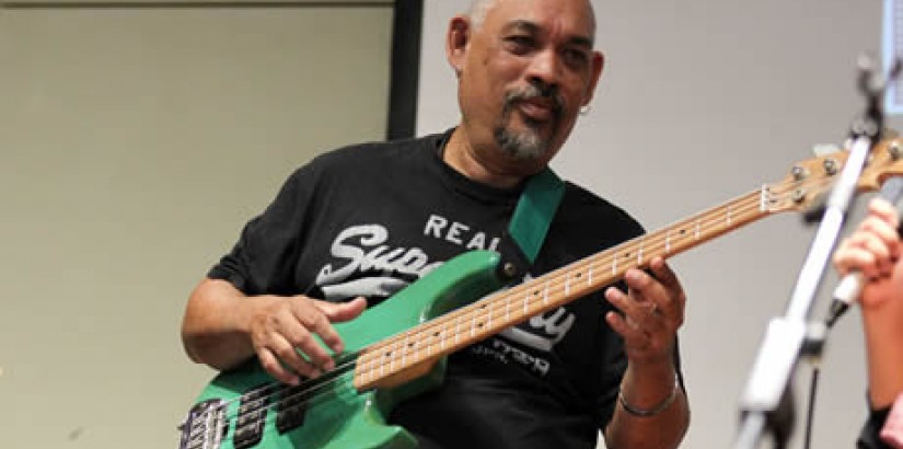 Andy Peterson brings his favourite G&L L-2000 on stage to demonstrate his impeccable playing techniques to the rapt audience.