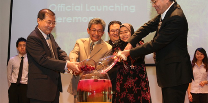 AN AWESOME MIX: (From left) UCSI University deputy vice-chancellor Emeritus Prof Dr Lim Koon Ong, Dr Nik Ismail, Megawati Suzari and UCSI vice-chancellor Dr Robert Bong preparing a concoction of dragon fruit and jelly during the launch of UCSI’s two new M
