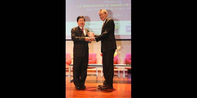  APPRECIATION (From left): UCSI University vice-chancellor Dr Robert Bong presenting a token of appreciation to Deputy Minister of the local Finance Ministry Y.B. Senator Dato’ Ir. Donald Lim Siang Chai during the "SMEs Future Outlooks & Opportunities" fo