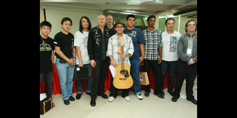 Tommy Emmanuel(fourth from left)with the panel of judges and finalists of the "Get Inspired"Finger Style Guitar Competition