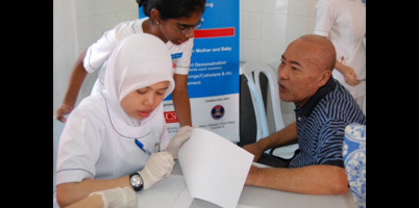 The nursing students recording En. Omarnuddin's comments on his well-being