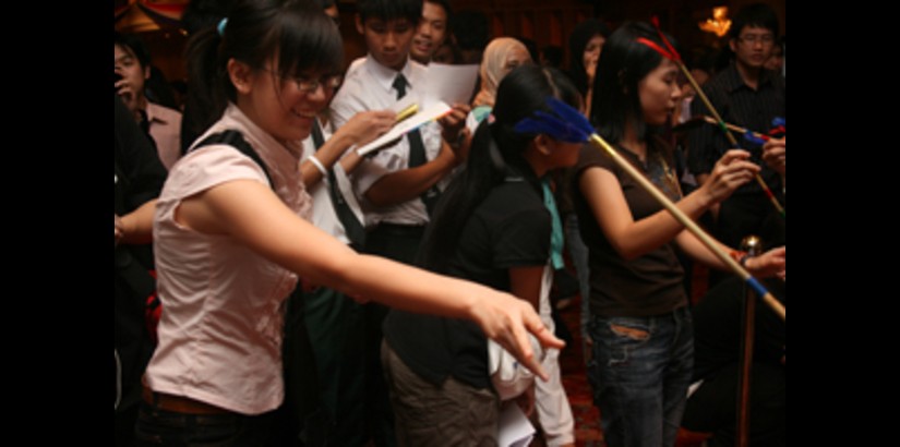 A student trying her hand at “Tuho Nori”, a traditional Korean game
