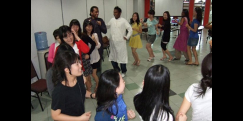 The SMU students learning a little bit about Indian Malaysian culture from students of the Indian Culture Society, during a class session