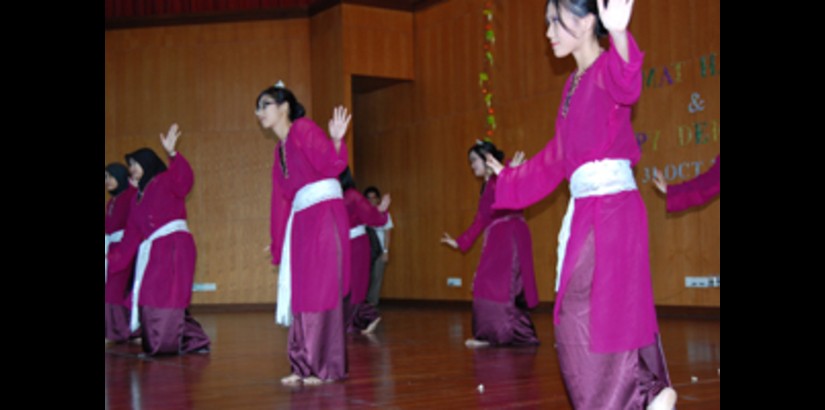 Students from the Malay Cultural Society performing a traditional Malay dance