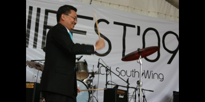 Deputy Vice Chancellor, Assoc. Prof. Chin Peng Kit officiating the event with three beats of the cymbal