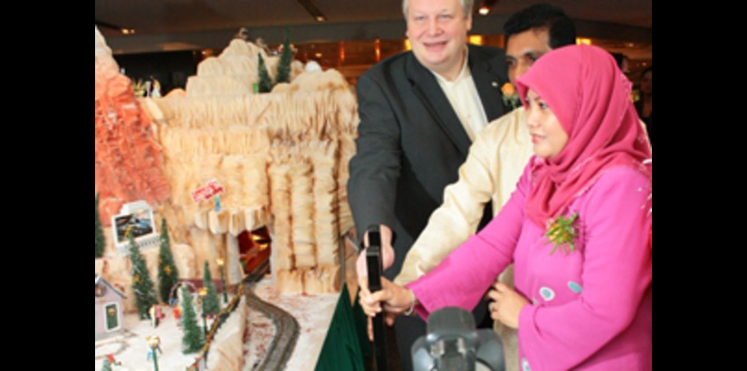 YB Noriah (right) launching the Hilton Christmas Train in Petaling Jaya. Together with her are (from left) Hilton Petaling Jaya general manager Luc Bollen and organising chairman of the hotel’s GongxiDeeparayamas Charity Party V. Jayamurugan