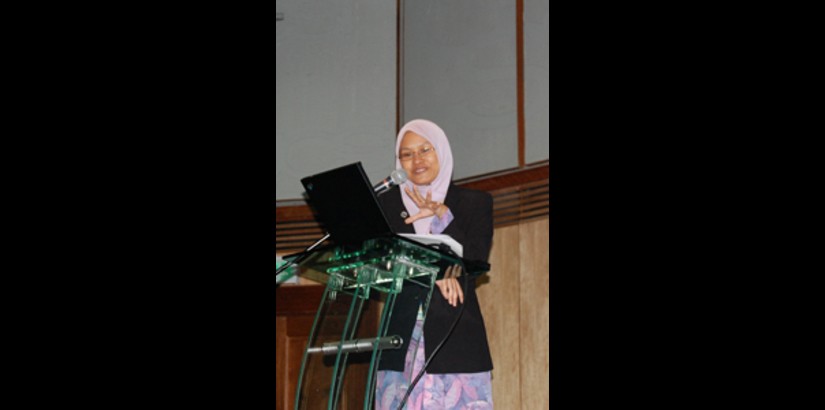 Cik Suhaila Rosli, Assistant Director from MOSTI's Malaysia Development and Procurement Division, giving a talk at a seminar at UCSI University recently