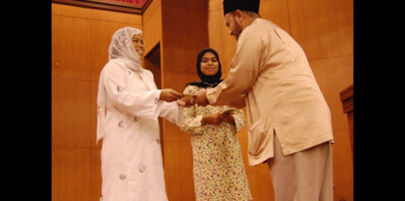 Prof. Dr. Zabidah Ismail, from the Faculty of Medical Sciences handing over the donation to Encik Nordin bin Musa from the Yayasan Kebajikan & Perkhidmatan Perubatan Malaysia