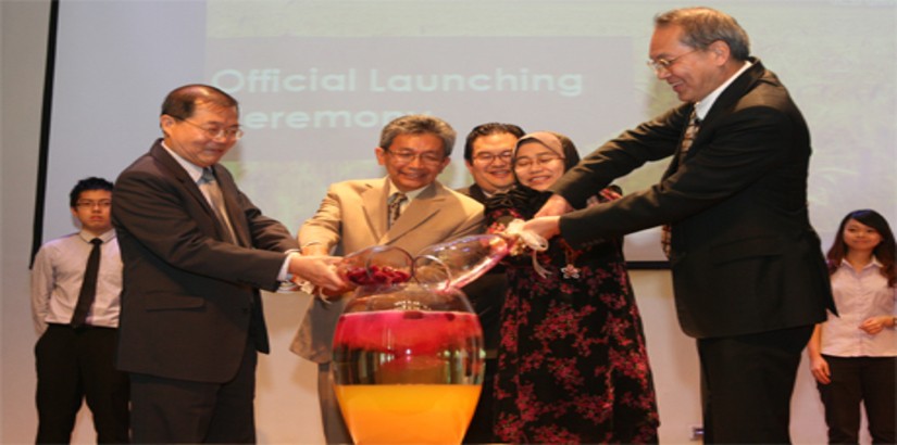 AN AWESOME MIX: (From left) Prof Lim, Dr Nik Ismail, Megawati and Dr Robert Bong preparing a concoction of dragon fruit and jelly during the launch of UCSI’s two new Master programmes.