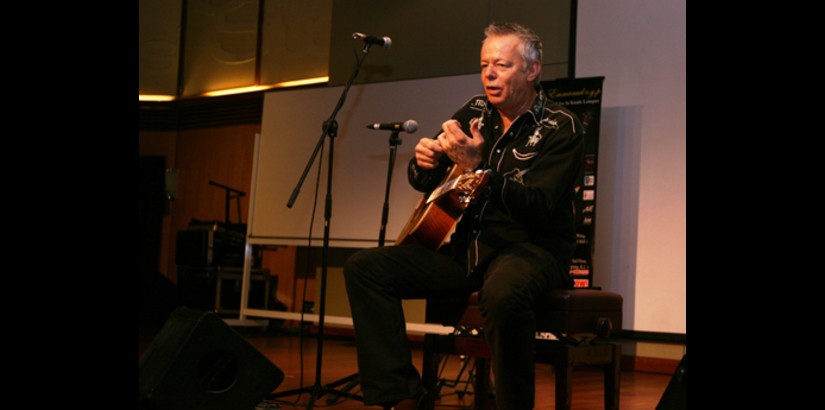 Tommy Emmanuel giving some tips on guitar playing during the workshop at UCSI University.