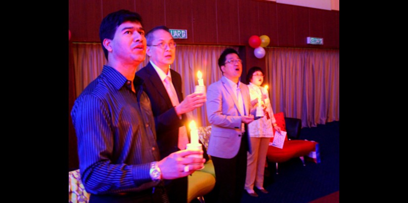 AP Dr Lachman, Deputy Vice Chancellor of Student Affairs, Dr Robert Bong, Vice Chancellor, Dato’ Peter Ng, UCSI Group Chairman and Professor Lee, Deputy Vice Chancellor of Academic Affairs singing carols together with the scholars.