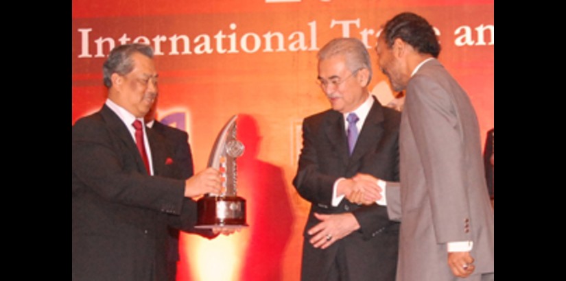 Dato’ (Dr.) Haji Mohd Karim receiving the award from the Prime Minister and YB Tan Sri Dato’ Muhyiddin