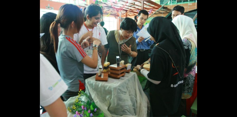 UCSI University staff and students flocking to the handmade soap demonstration