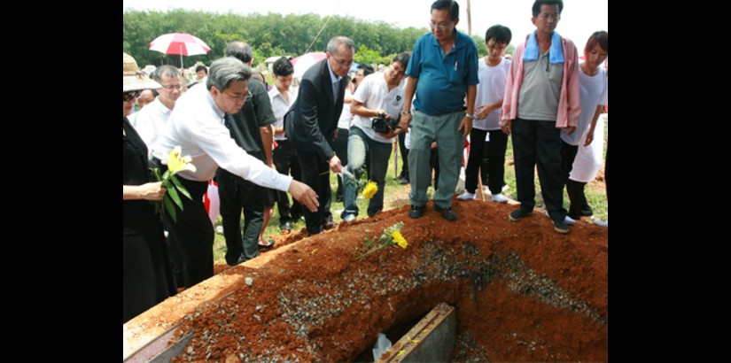 Dr. Robert Bong leading mourners in bidding farewell