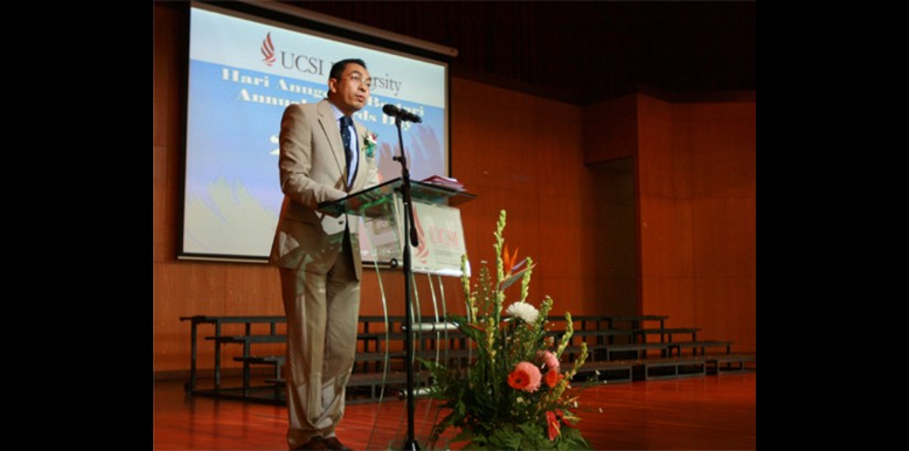 Guest of Honour YBhg Dr. Syed Alwee bin Alsagoff, Director of the Education Marketing Division of the Department of Higher Education, delivers his speech