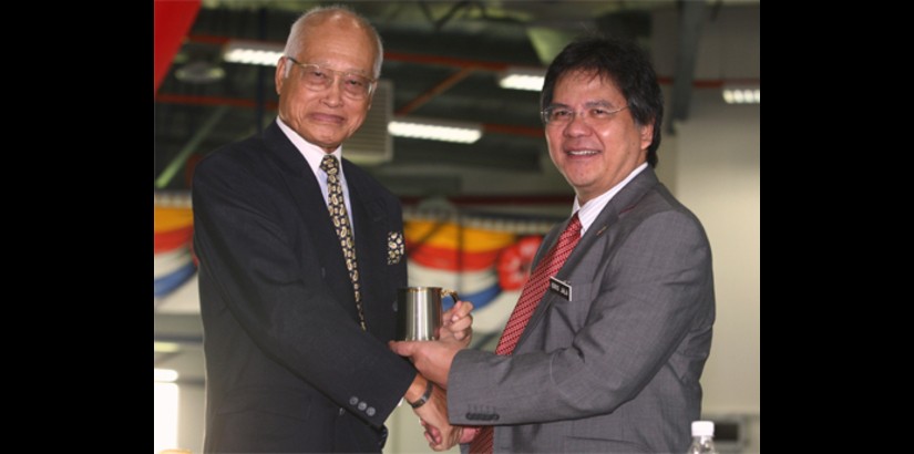 UCSI University Chancellor Tan Sri Datuk Seri Panglima Dr. Abdul Rahman Arshad shakes hands with keynote speaker YB Senator Dato’ Seri Idris Jala