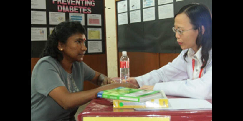 A lecturer from the School of Pharmacy counseling a member of the public