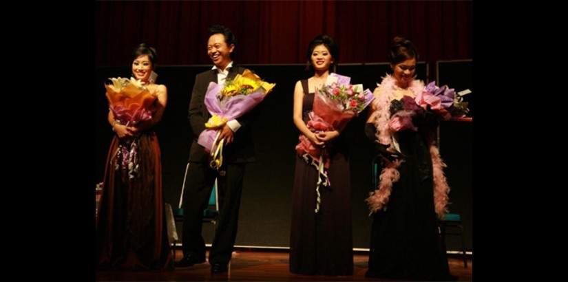 The main performers, Bui Yik Ling, Shah Johan bin Shahridzuan, Rachel Tan Cheng Suan and Tay Chai Ying receive a standing ovation from the crowd