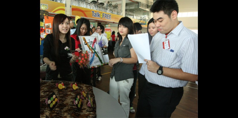 Mr. Tomi Ariffin (far right) evaluating one of the students’ stall