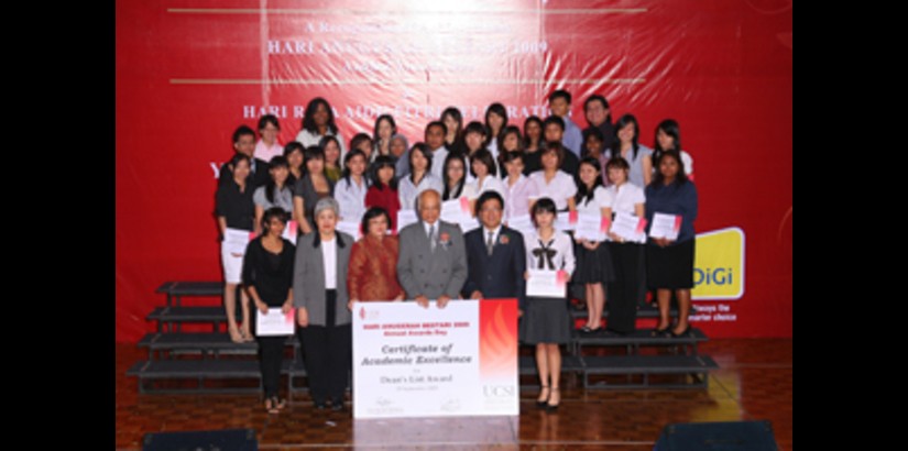 Some students from the Faculty of Music, Social Sciences and Design, receiving the Dean’s List award. Presenting the awards are Dr. Irene Tan Ai Lian, Dean of the faculty (first row, 2nd from left), Prof. Lee Chai Buan, Vice President of Academic Affairs,