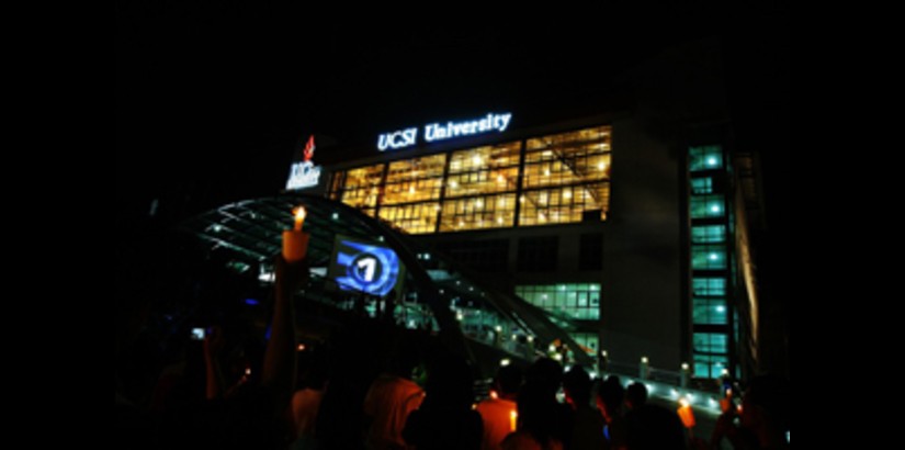 The crowd joins in the countdown to Earth Hour at exactly 8.30pm on 28th of March 2009