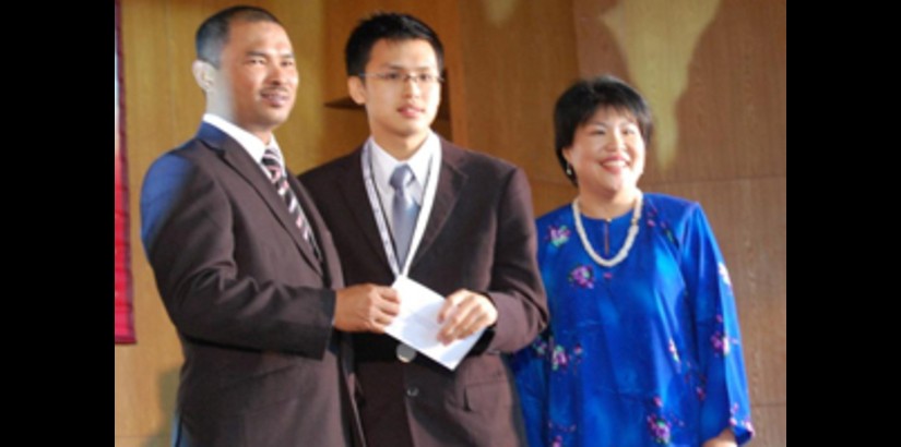 Student, Adrian Mah receiving his medal and certificate from Yang Berhormat Ir. Hj. Idris bin Hj. Haron, Deputy Minister of Higher Education, flanked by Ms. Mabel Tan