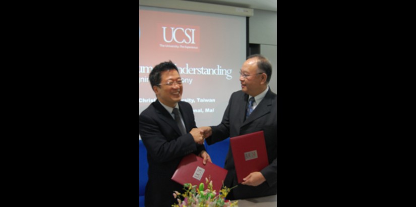 Exchange of the MoU documents by CYCU President Cheng Wan Lee & UCSI University Group President & Vice Chancellor Peter Ng