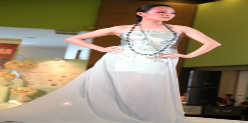  INSPIRING DESIGNS: A UCSI University student cum model striking a pose during the ‘My Wedding’ fashion exhibit.