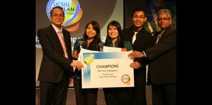  Tan Lea Ngar (second from right) and Lye Phui Yan together with their advisor, Mr. Kong Chee Leong, accepting their prizes from Dr. Robert Bong and Mr. Sudesh Balasubramaniam (Associate Dean for the Faculty of Management and IT)