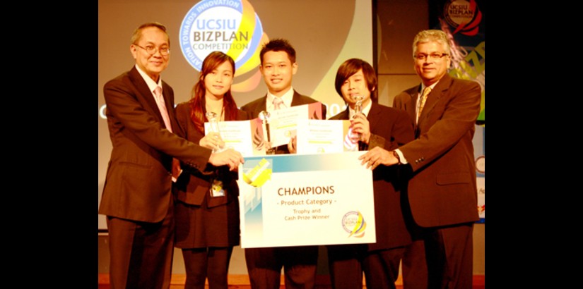  STUDENTS EXCELS IN THEIR VENTURE INTO ENTREPRENEURSHIP IN UCSIU BIZPLAN COMPETITION 2010 27 NOV 2010 Tan Lee Ngar (second from right) and Lye Phui Yan together with their advisor, Mr. Kong Chee Leong, accepting their prizes from Dr. Robert Bong and Mr.