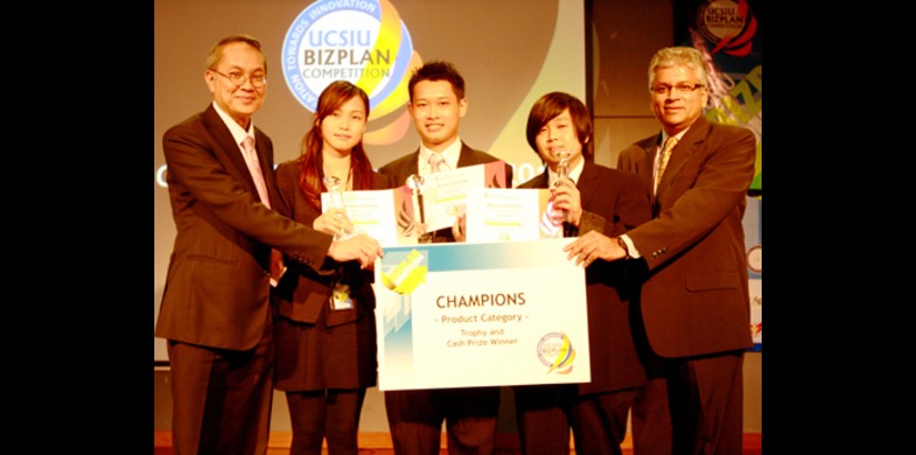  STUDENTS EXCELS IN THEIR VENTURE INTO ENTREPRENEURSHIP IN UCSIU BIZPLAN COMPETITION 2010 27 NOV 2010 Tan Lee Ngar (second from right) and Lye Phui Yan together with their advisor, Mr. Kong Chee Leong, accepting their prizes from Dr. Robert Bong and Mr.