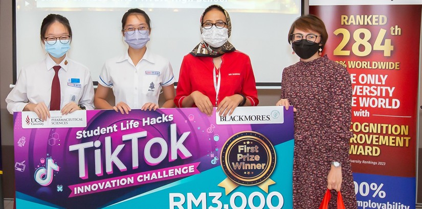 Tan Ming Qi (right) and Lee Shao Xuan (left), winners of the first prize, received their RM3000 mock-cheque from Professor Datuk Ir Ts Dr Siti Hamisah Binti Tapsir, CEO of UCSI Group and Vice-Chancellor of UCSI University (Center), who was accompanied by 