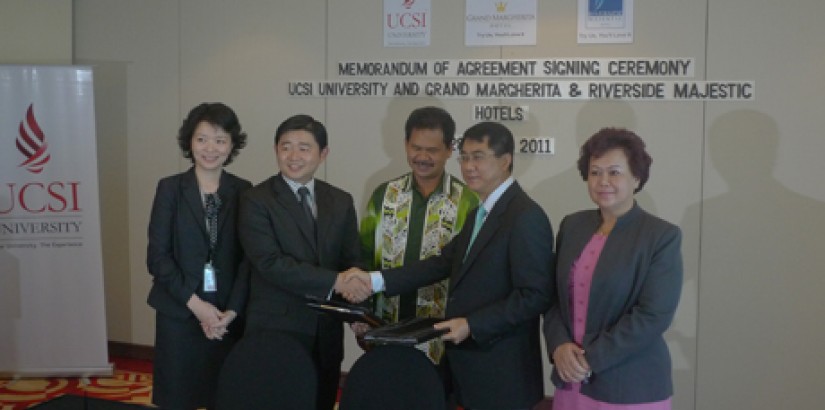 (from left to right) Madam Lu Huong Ying, Chief Operating Officer, Sarawak Campus; Assoc. Prof. Dr Wong Kong Yew, UCSI University Vice President, Industry and Strategic Projects, Datu Ik Pahon, Permanent Secretary of Ministry of Tourism and Heritage; Mr. 