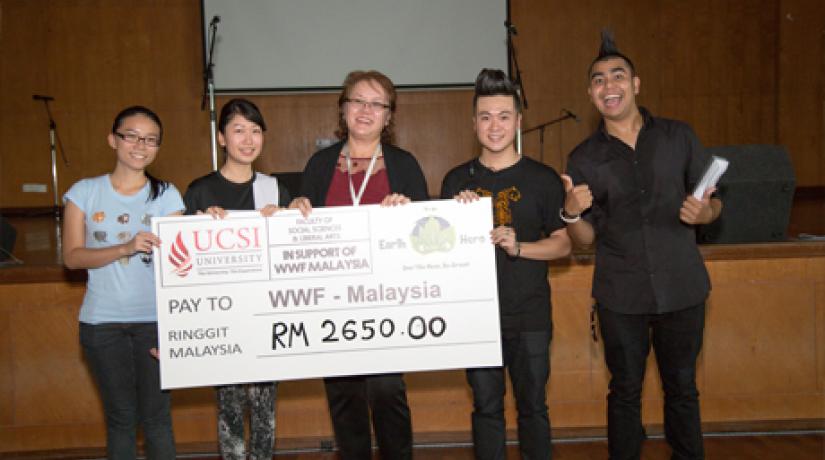  GROUP PHOTO: from left: WWF Malaysia representatives, Carmen Jang and Hazel Chee; UCSI Mass Communication Head of Department, Gloria Chan; Be an Earth Hero Campaign Project Manager, Khoo Jun and the emcee of the Campaign launch, Adam Farid.