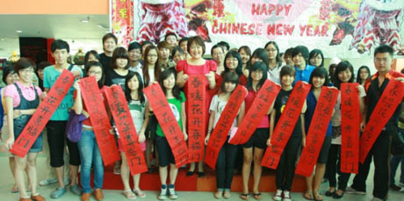 Ms Margaret Soo, Vice President for the Group Corporate Affairs (centre) together with participants for the Chinese Calligraphy competition, and the Chinese Cultural Society committee members.