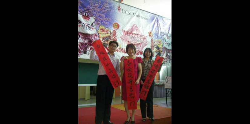  Ms Margaret Soo together with organisers of the event, (left) Bryan Lay from the Student Affairs Office and Ms Vun Vui Fui, club advisor for the Chinese Cultural Society.