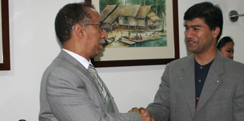 (Left) Yemen’s Deputy Minister of Higher Education and Scientific Research, Professor Dr. Mohamed Mohmed Almotaher and UCSI University’s Vice President of Student Affairs, Associate Professor Lachman Tarachand exchanging the Memorandum of Understanding