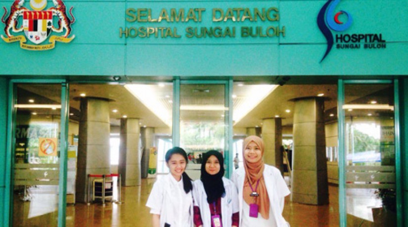 Fatin Salina (centre) posing for a picture with her supervisor (left) and friend at Hospital Sungai Buloh.