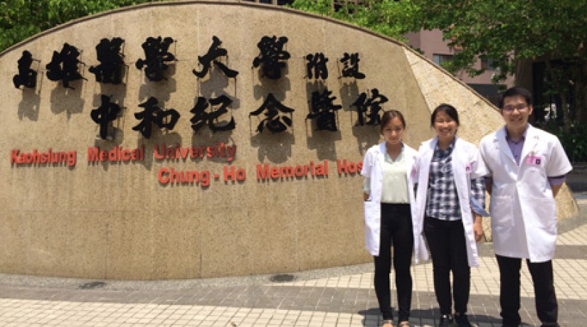 Low Zhen Ning (left), Tan Hong Ling and Tung Him Soon (right) spent a month completing their elective posting at KMUH.