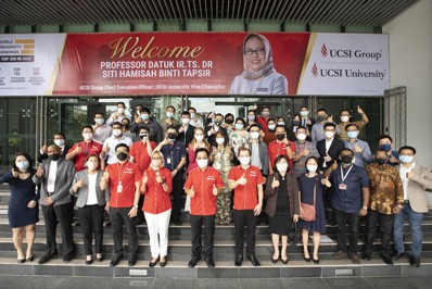 Welcoming UCSI Group CEO, UCSI Uni VC Prof Datuk Ir Ts Dr Siti Hamisah Binti Tapsir 