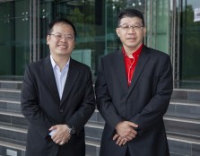 (l to r) Dr Garry and Professor Ooi acknowledged for their latest achievements.