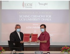 The Exchange of the MoA. From left: Mr Sahrul Haslan Hassan, Executive Director of Insight Institute of Learning and Dato Peter Ng, Acting Vice-Chancellor and President of UCSI University