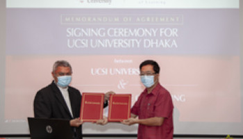 The Exchange of the MoA. From left: Mr Sahrul Haslan Hassan, Executive Director of Insight Institute of Learning and Dato Peter Ng, Acting Vice-Chancellor and President of UCSI University