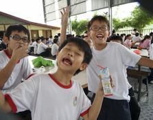  HAPPY: The students of SJK (C) Peng Ming enjoying themselves during the Make a Difference project.