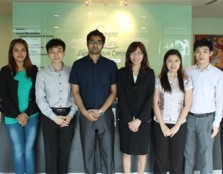 GROUP PORTRAIT: The participants posing for the camera with research coordinator Dr Navedur Rehman (fourth from left) and LB’s consultant dermatologist Dr Irene Lee (fifth from left) at the end of the hands-on session.