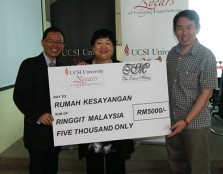 Associate Professor Dr P’ng Tean Hwa, Associate Dean of the UCSI University School of Music, (left) and Talent Makers Director and Principal Lai Mei Kuen present a cheque to Rumah Kesayangan President Philip Chan