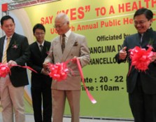 From left to right: Mr. H.C. Chan (Senior General Manager of Sunway Pyramid), Tan Sri Datuk Seri Panglima Dr. Abdul Rahman Arshad (Chancellor of UCSI) and Assoc. Prof. Chin Peng Kit (Deputy Vice Chancellor of UCSI)