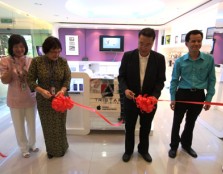 Deputy Vice Chancellor, Academic Affairs, Professor Dr. Lee Chai Buan and Sales Director for Tristar Digital, Mr Lee Thuan Teik officiates the opening of the Apple Experience Centre with a ribbon-cutting ceremony.