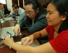 from right) Dean for the Faculty of Pharmaceutical Sciences, Assoc. Prof. Dr. Yeong Siew Wei and Mr. Leroy Fong Kien Ynn, lecturer representing the Faculty of Music, Social Sciences and Design test out the i-pod touch and how it can be used to facilitate 